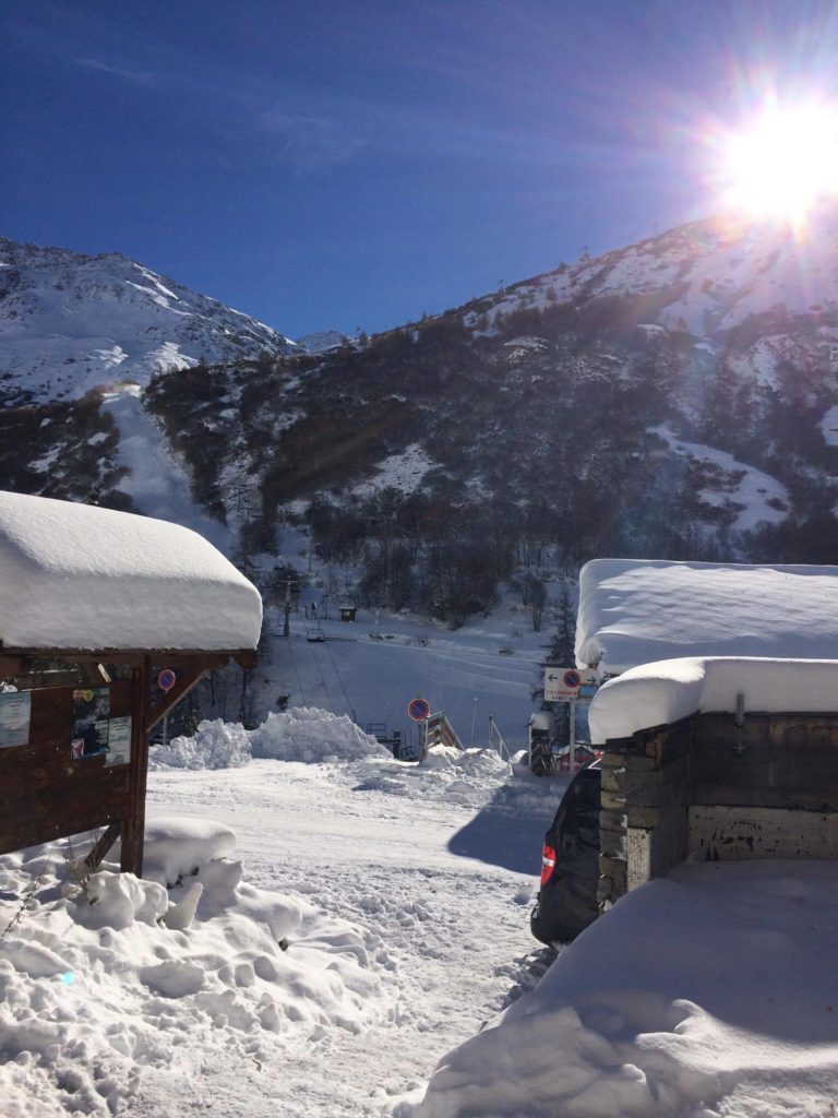 Vue depuis la terrasse - Les pistes sont juste en face, à 50 m, en bas du petit escalier ! / Sight from the terrace - Ski slopes are just 50 meters in front, down the small stairway !