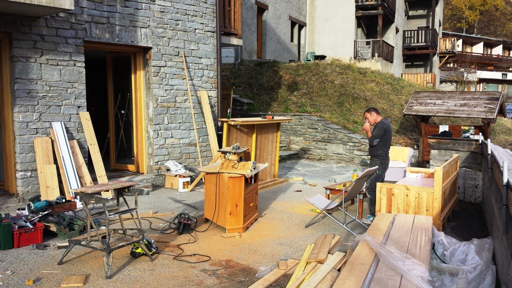 La météo est avec nous, la terrasse s'est transformée en atelier en plein air