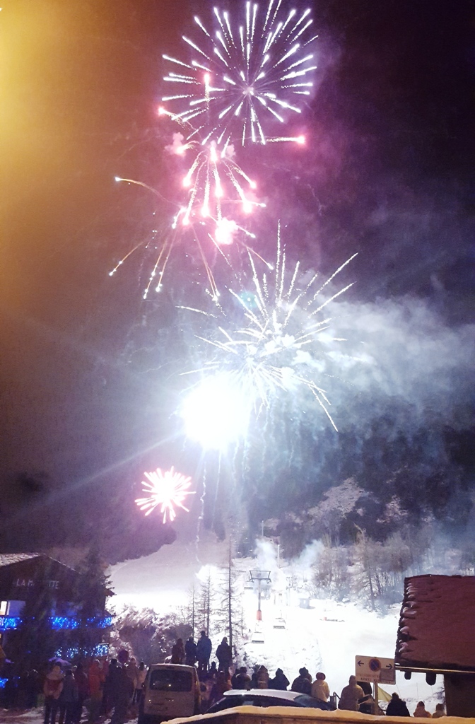 Mardi soir : la descente aux flambeaux de l'ESF de Bonneval et un beau feu d'artifice sur la piste Polo Boniface