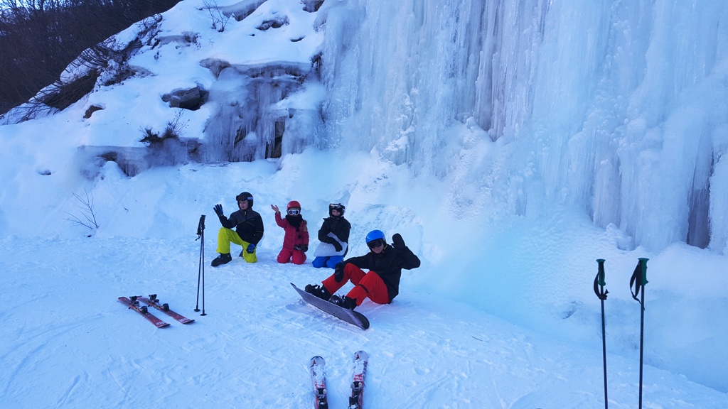 Petite pause photo de famille sur la piste verte des Alouettes, devant une belle cascade de glace !