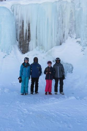 Faire une photo sous la cascade de glace, piste des Alouettes