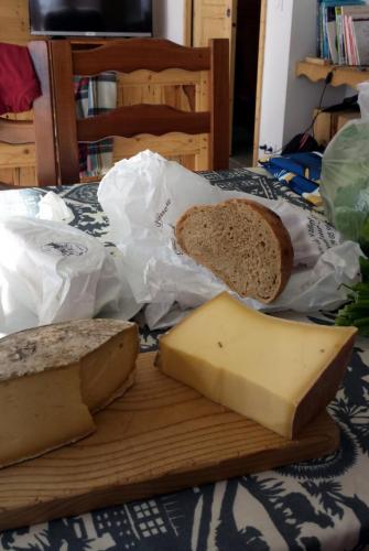 Manger du fromage de chez Louise Anselmet et des bons produits de la Ferme d'Angelina