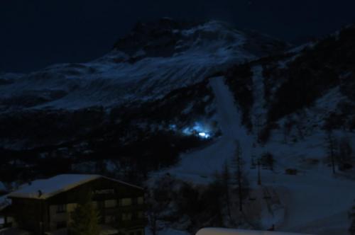 Regarder la lumière de la Lune sur les pistes de ski