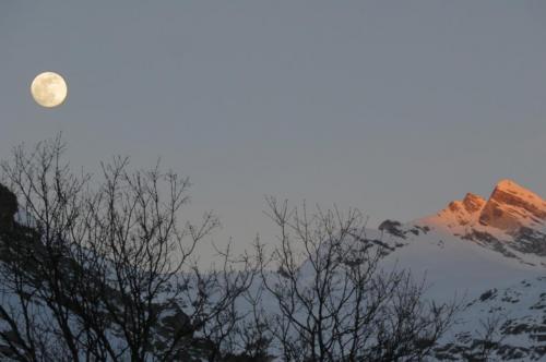 Regarder le Soleil se coucher et la Lune se lever